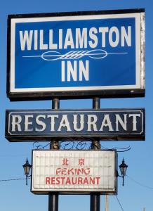 un panneau pour un restaurant et un panneau pour une auberge de restauration dans l'établissement WILLIAMSTON INN, à Williamston