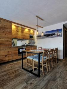 فيربير ميدران في فيربير: مطبخ وغرفة طعام مع طاولة وكراسي