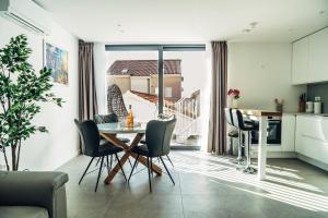 a kitchen and dining room with a table and chairs at Villa Jadran in Promajna