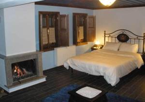 NegádesにあるHotel Dryadesのベッドルーム(ベッド1台、暖炉付)