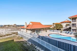Pemandangan kolam renang di Sunset Harbour Villas 4-423 atau berdekatan