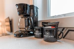 Basecamp Resorts Revelstoke的咖啡和沏茶工具