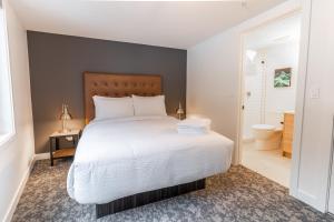 Basecamp Resorts Revelstoke客房内的一张或多张床位