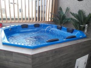 een blauwe hot tub in een kamer bij Del Valle House in Ica