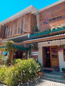 ein Gebäude mit einem Schild, das brantbane liest in der Unterkunft Hotel Boutique Britanico in Gramado