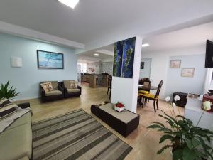 uma sala de estar com sofás e uma sala de estar com em Apartamento Beira Mar em Balneário Camboriú