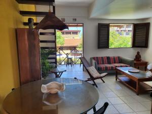 un soggiorno con tavolo e divano di Condomínio Merepe Residence Duplex a Porto De Galinhas