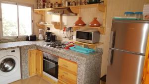 Η κουζίνα ή μικρή κουζίνα στο Charming Villa in Tou Ganaou with Private Pool