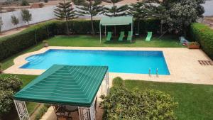 Vaizdas į baseiną apgyvendinimo įstaigoje 4 bedrooms villa with private pool and enclosed garden at Tou Ganaou arba netoliese