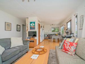 Χώρος καθιστικού στο Double the Beach - Opito Bay Holiday Home +35 φωτογραφίες