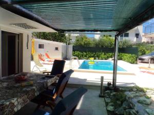 Bazén v ubytovaní Cozy apartment in Kaštel Štafilić 27 m² with shared pool alebo v jeho blízkosti