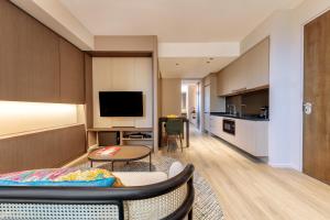 TV a/nebo společenská místnost v ubytování Pan Pacific Serviced Suites Orchard, Singapore