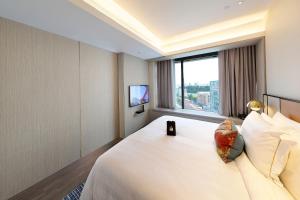 Postel nebo postele na pokoji v ubytování Pan Pacific Serviced Suites Orchard, Singapore