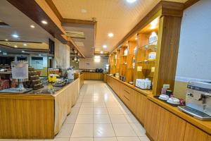 金沙湖畔商务大饭店的厨房或小厨房