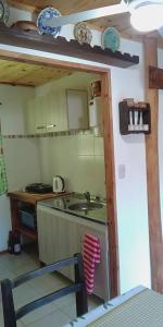 Dapur atau dapur kecil di Cabañas los Plátanos