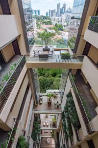 una vista desde la parte superior de un edificio de una ciudad en Pan Pacific Serviced Suites Orchard, Singapore en Singapur