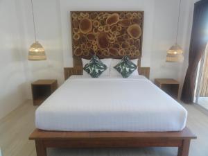a bedroom with a large white bed in a room at High Life Bungalow in Haad Yao
