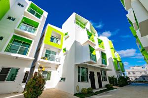 un edificio bianco con finestre verdi e cielo blu di W Homestay a Magong