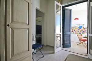 A television and/or entertainment centre at B&B Villa Genny a pochi passi dal mare