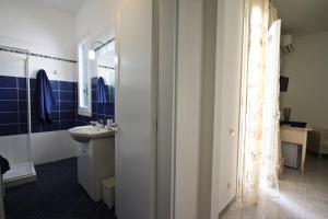A bathroom at B&B Villa Genny a pochi passi dal mare