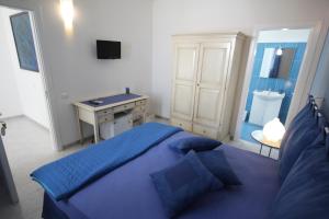 A television and/or entertainment centre at B&B Villa Genny a pochi passi dal mare
