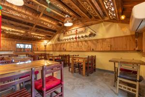 un restaurante vacío con mesas y sillas de madera en Yao Woo B&B en Dongshan