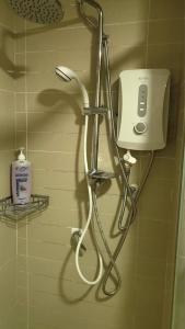 e bagno con doccia e asciugacapelli. di Bangi Gateway Suite a Kampong Sungai Merab