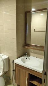 un bagno con lavandino, specchio e WC di Bangi Gateway Suite a Kampong Sungai Merab Altre 10 foto