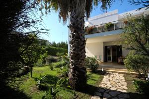 A garden outside B&B Villa Genny a pochi passi dal mare