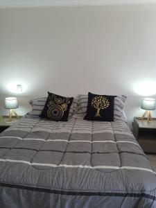 um quarto com uma cama grande e 2 candeeiros em AMUNATEGUI 213 Centro Iquique Ejecutivos em Iquique