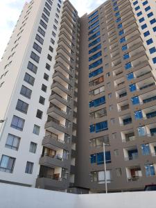 una imagen de dos edificios de apartamentos altos en AMUNATEGUI 213 Centro Iquique Ejecutivos, en Iquique