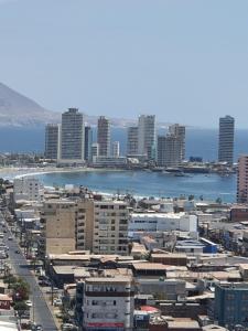 - une vue aérienne sur une ville avec des bâtiments et l'océan dans l'établissement AMUNATEGUI 213 Centro Iquique Ejecutivos, à Iquique