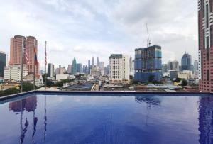 Bazén v ubytování Leo Palace Hotel Classic Wing, WTC Kuala Lumpur nebo v jeho okolí