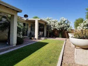 una casa con un patio con césped verde en Phoenix home near freeways and airport, en Phoenix