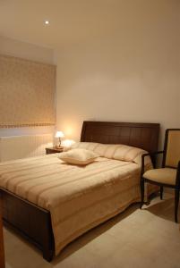 una camera con un grande letto e una sedia di Vengera Suites a Galata
