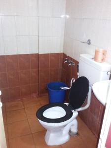 uma casa de banho com um WC com um assento preto e um lavatório em HOTEL HIGHLAND RESIDENCY em Mangalore
