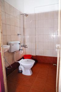 uma casa de banho com um WC e um lavatório em HOTEL HIGHLAND RESIDENCY em Mangalore