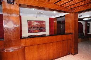 um bar num edifício com uma pintura na parede em HOTEL HIGHLAND RESIDENCY em Mangalore