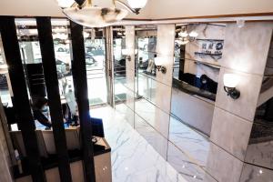 uma vista para um quarto com um átrio com espelhos em Kao Yuan Hotel - Zhong Zheng em Taichung