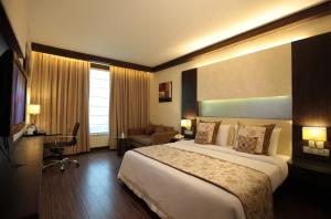 Cette chambre comprend un grand lit et un canapé. dans l'établissement Hotel Private Affair (A Boutique Hotel), à New Delhi