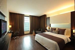 Una habitación de hotel con una cama y un televisor de pantalla plana. en Hotel Private Affair (A Boutique Hotel), en Nueva Delhi