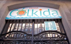 una señal en la parte delantera de un edificio hospitalario en Hostal Colkida en Barcelona