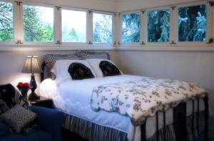 メドフォードにあるThe White House Bed and Breakfastのベッドルーム1室(白いベッド1台、毛布、窓付)