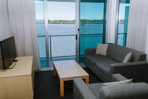 TV a/nebo společenská místnost v ubytování Ramada Hotel & Suites by Wyndham Ballina Byron