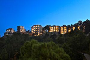卡绍利Fortune Select Forest Hill, Kasauli - Member ITC Hotels' Group的山顶上的一个晚上的建筑