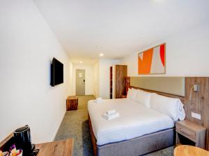 Säng eller sängar i ett rum på OYO Plymouth Central Hotel