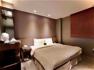 台北市にあるビューティー ホテル 台北 B7 ジャーニーのベッドルーム1室(大型ベッド1台付)