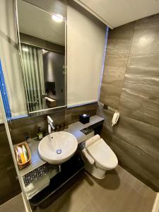 Beauty Hotels Taipei - B7 Journey في تايبيه: حمام به مرحاض أبيض ومغسلة