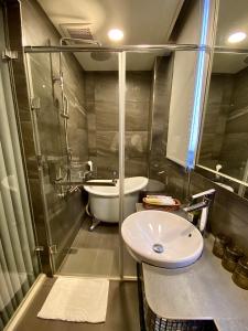 een badkamer met een wastafel, een douche en een bad bij Beauty Hotels Taipei - B7 Journey in Taipei