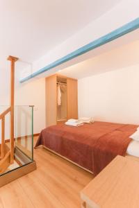 Un pat sau paturi într-o cameră la Kyma Loft